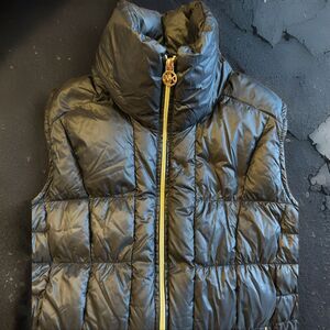 MICHAEL KORS Down Puffer Vest Women’s Size XS Black Gold Logo Full Zip